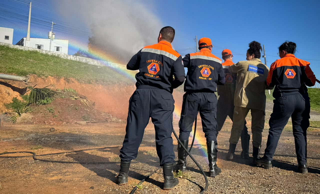 Defesa Civil de Arujá realiza simulação de incêndio para reforçar atendimento a emergências