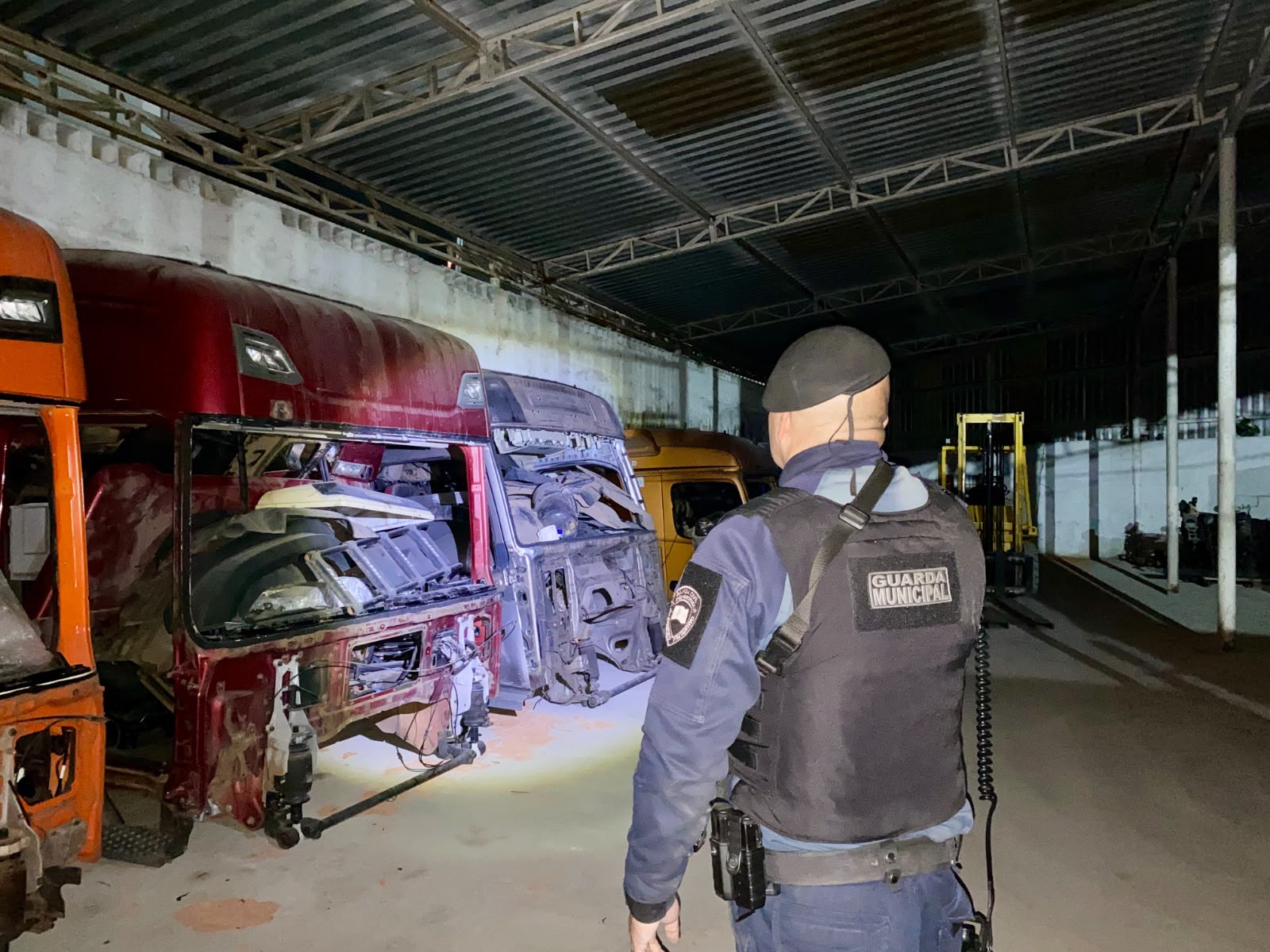 GCM de Itaquá recupera caminhão roubado e desmantela desmanche clandestino
