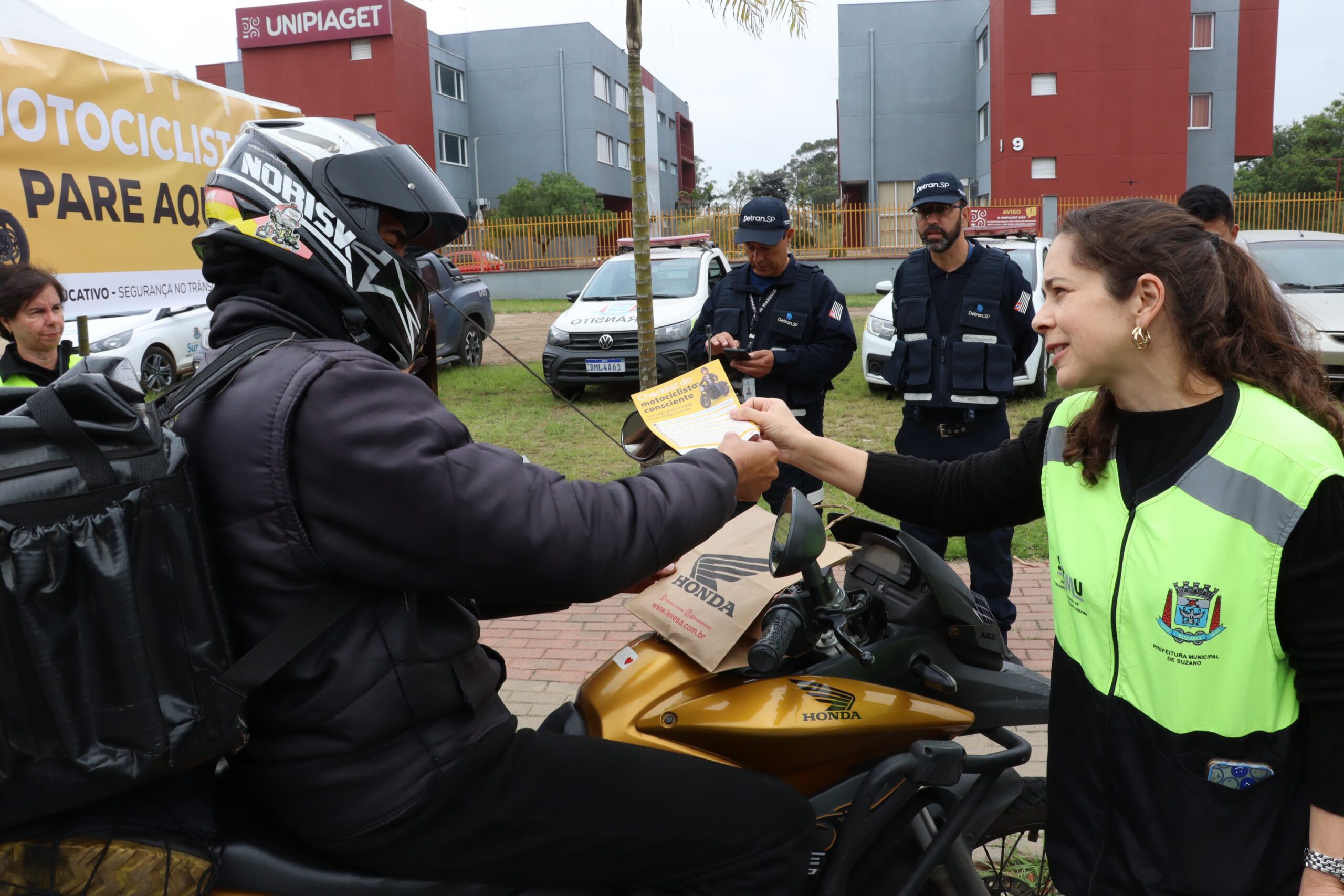Pit Stop Educativo em Suzano orienta 130 motociclistas sobre segurança