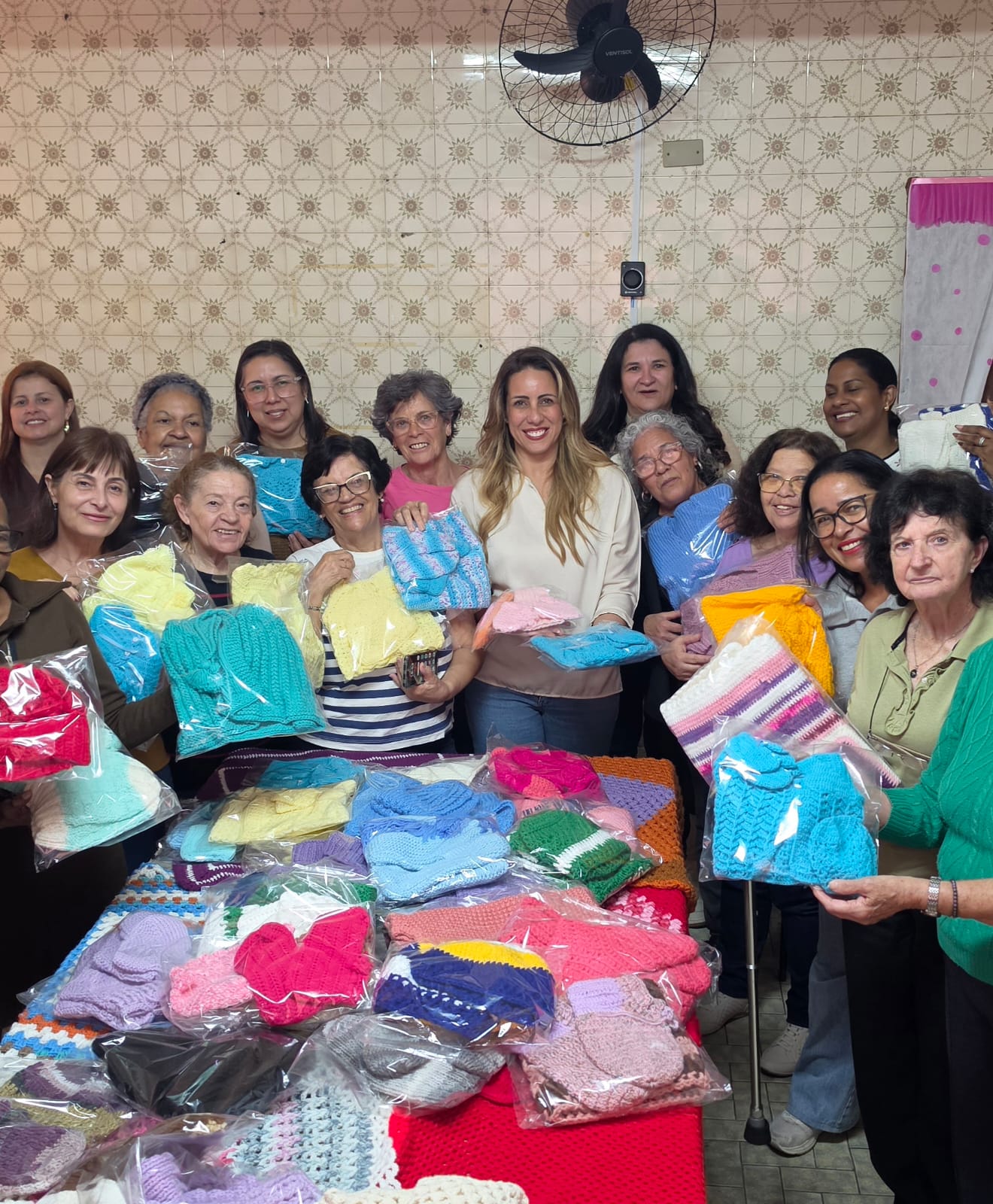 Flavia Souza recebe doação de peças produzidas por voluntárias da Tricoterapia