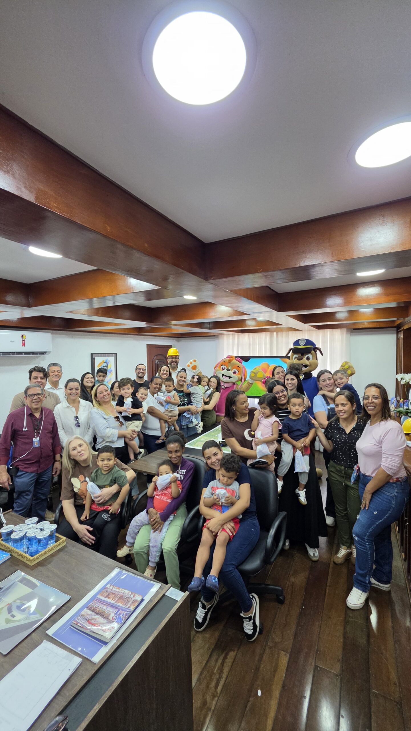 Crianças de Poá participam de city tour e visitam gabinete do prefeito