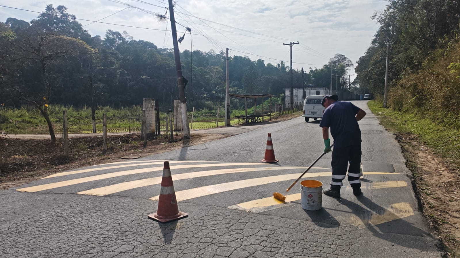 Departamento de Trânsito de Arujá reforça sinalização na Avenida da PL