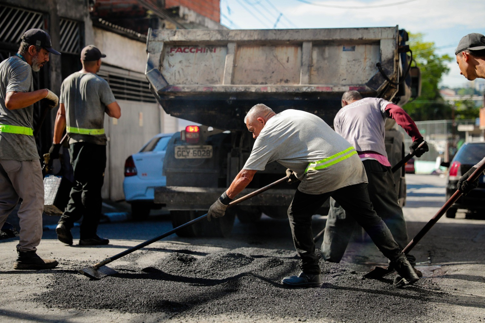 Prefeitura realiza operação tapa-buraco na Rua Mariana Ascoli Rotuno