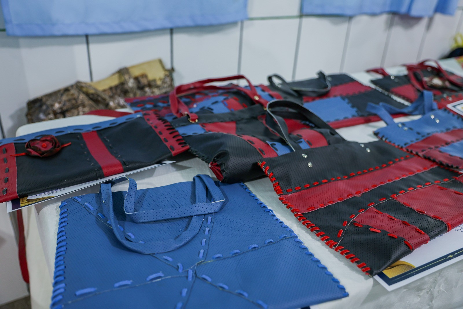 Curso de bolsas de couro é encerrado com entrega de certificados em Ferraz