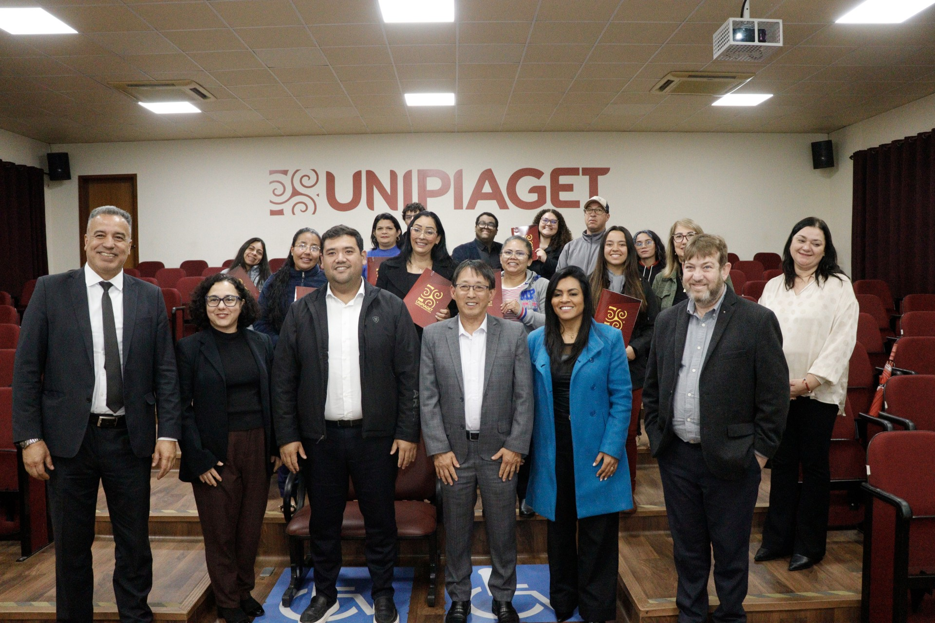 Suzano e UniPiaget entregam 12 bolsas integrais para estudantes