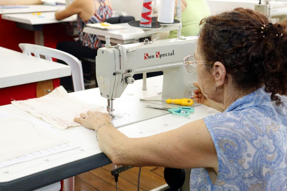 Suzano abre 92 vagas em cursos gratuitos de costura nas regiões norte e sul