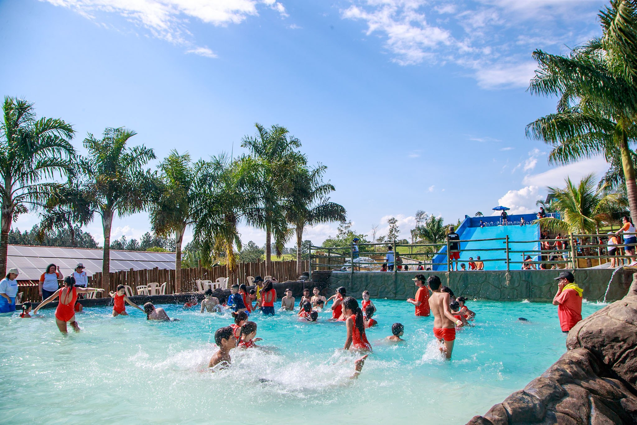 Prefeitura de Guararema promove dia de diversão em parque aquático para alunos do Ensino Fundamental